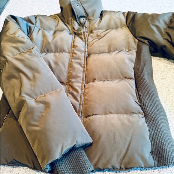 Stylish Olive Green Puffer Jacket - Picture 3 of 4